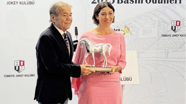 Hürriyet'e TJK'dan Ödül: Zeynep Bilgehan'ın Röportajı Birincilik Getirdi