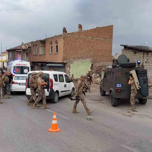 Husumetli Aileler Arasında Silahlı Çatışma: 1'i Polis 12 Yaralı