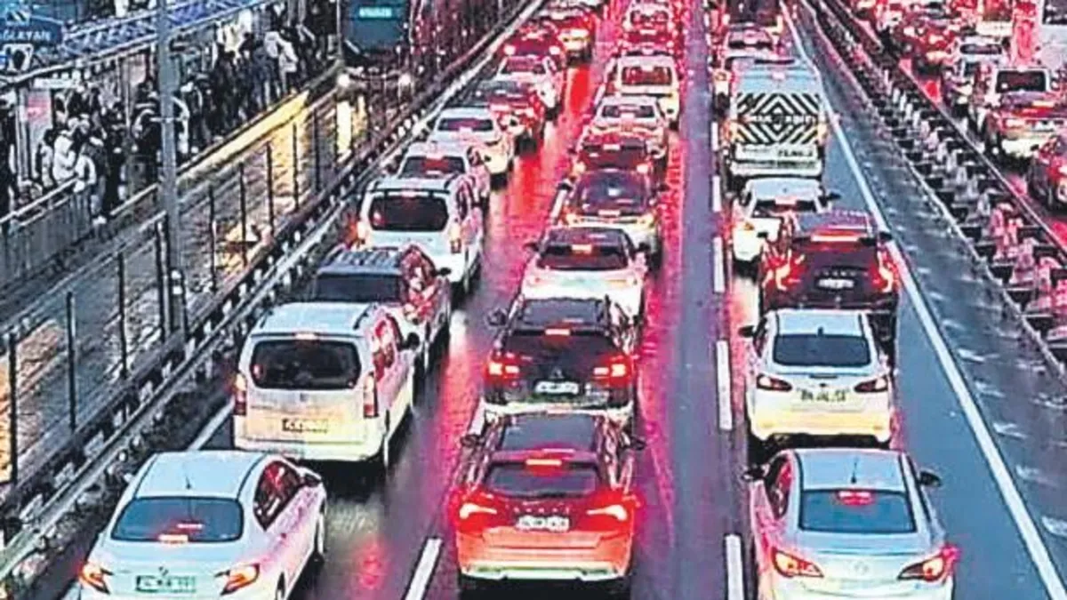 İBB'nin D-100 Asfalt Çalışması Trafiği Felç Etti