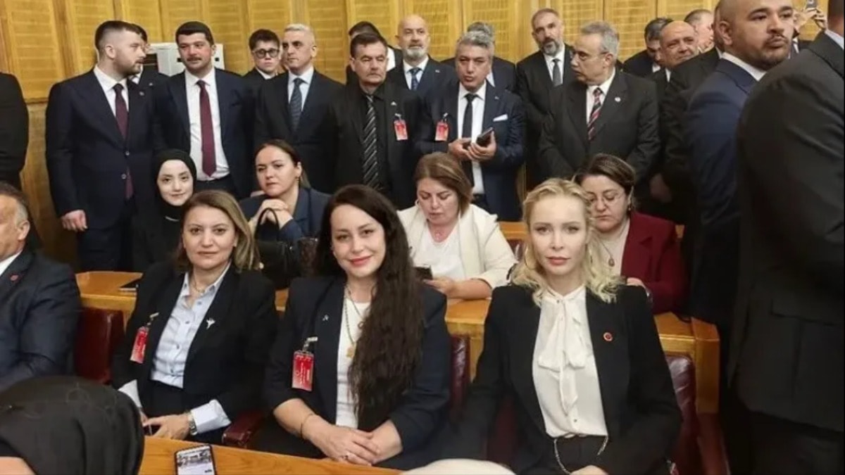 İbrahim Tatlıses'in eski eşi Ayşegül Yıldız MHP'den siyasete girdi