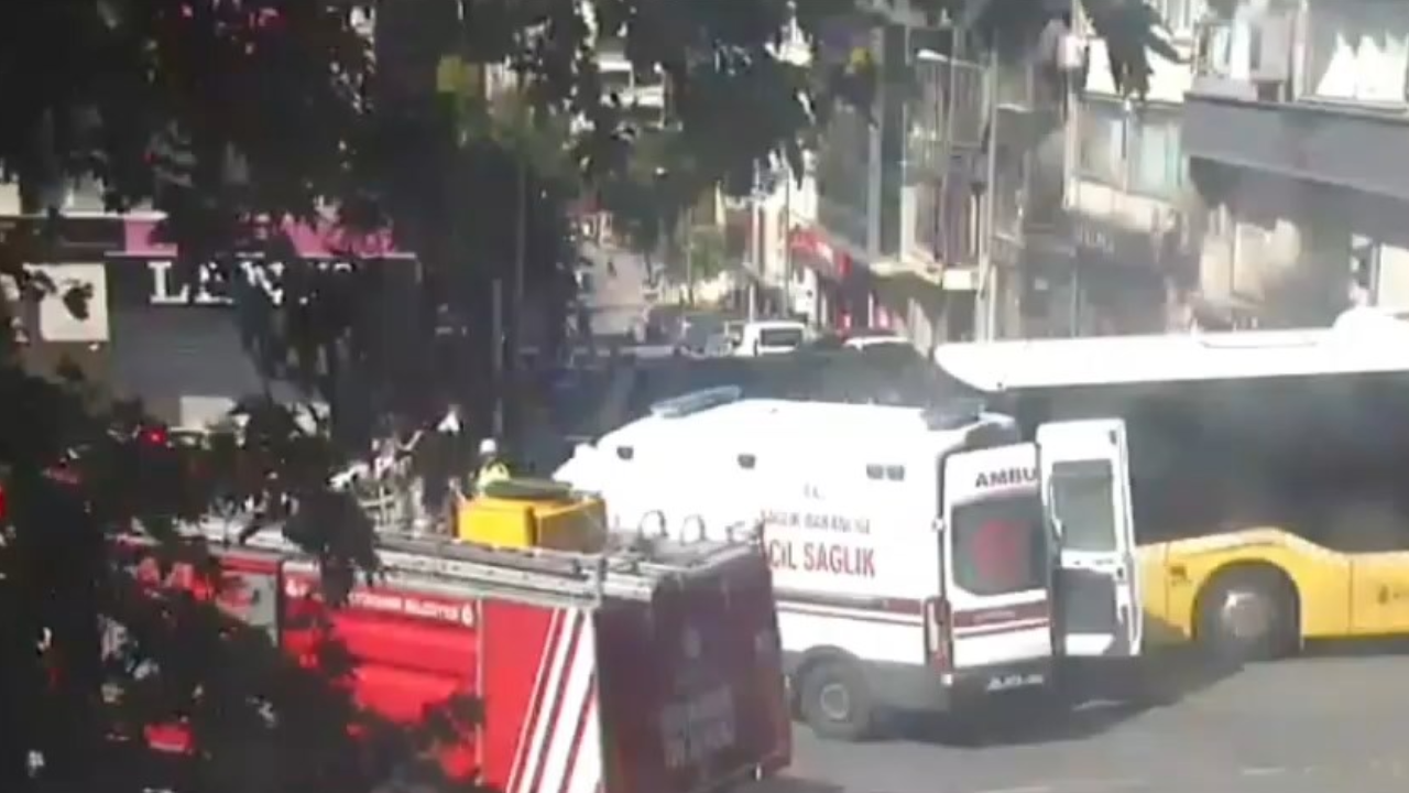 Fatih'te İETT otobüsü ambulansa çarptı: 5 yaralı