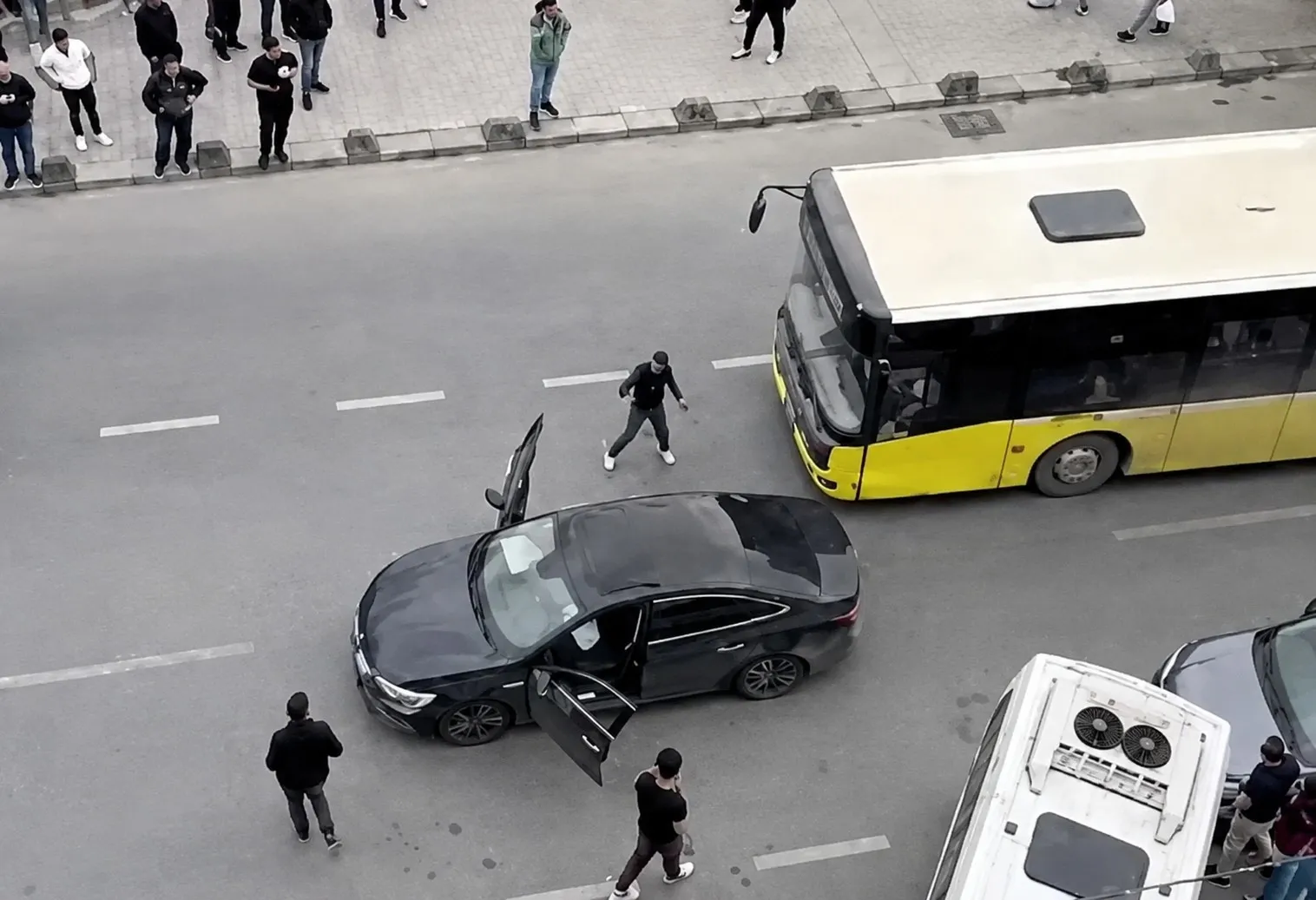 İETT otobüsü kaza yaptı! Sürücü sinir krizi geçirdi