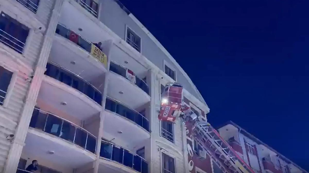 Iğdır'da 4 Katlı Binada Yangın: Merdivenli İtfaiye Aracıyla Tahliye