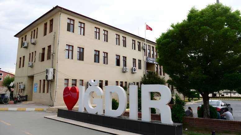 Iğdır Belediyesi'nde üç başkan yardımcısı görevden alındı