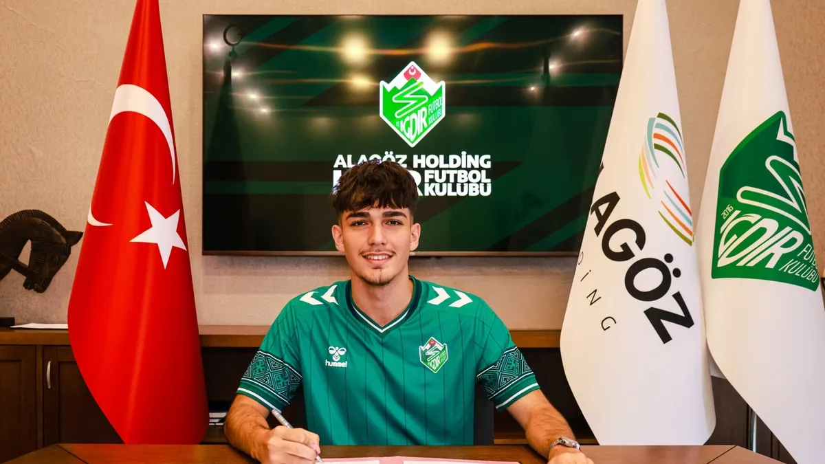 Iğdır FK, 18 Yaşındaki Orta Saha Emirhan Altundağ'ı Kadrosuna Kattı