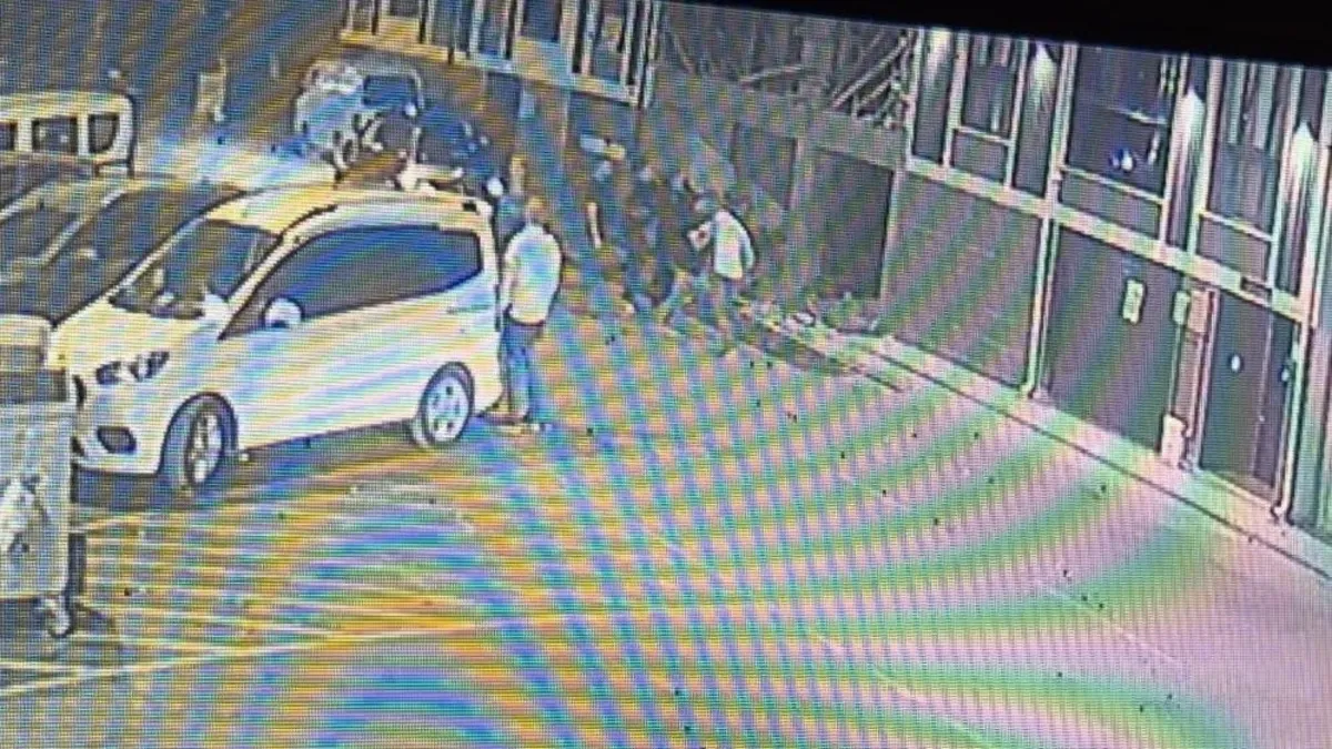 İkinci El Araç Pazarlığı Kanlı Bitti: Silahlı Kavga Kamerada