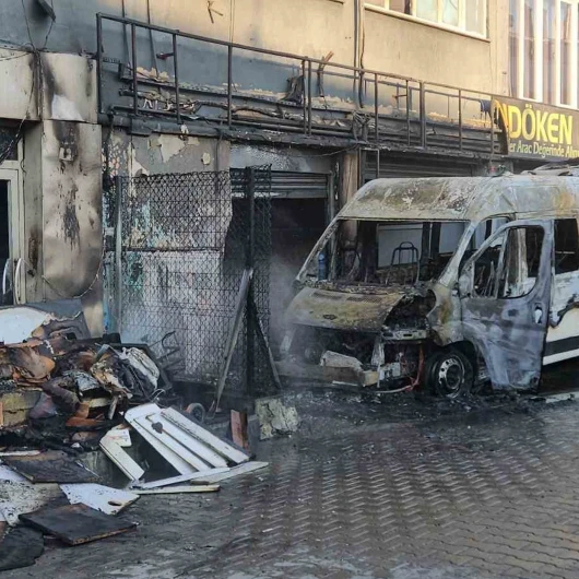 İkitelli'de Minibüs Yangını: Kundaklama Şüphesi Araştırılıyor