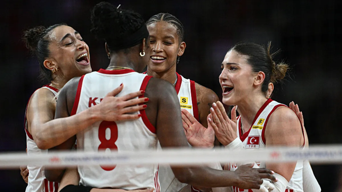 İletişim Başkanı Duran'dan Kadın Voleybol Takımı'na tebrik