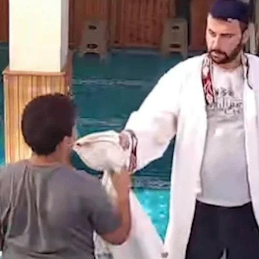 İmam, şortla gelen çocuğa kendi cübbesini giydirdi