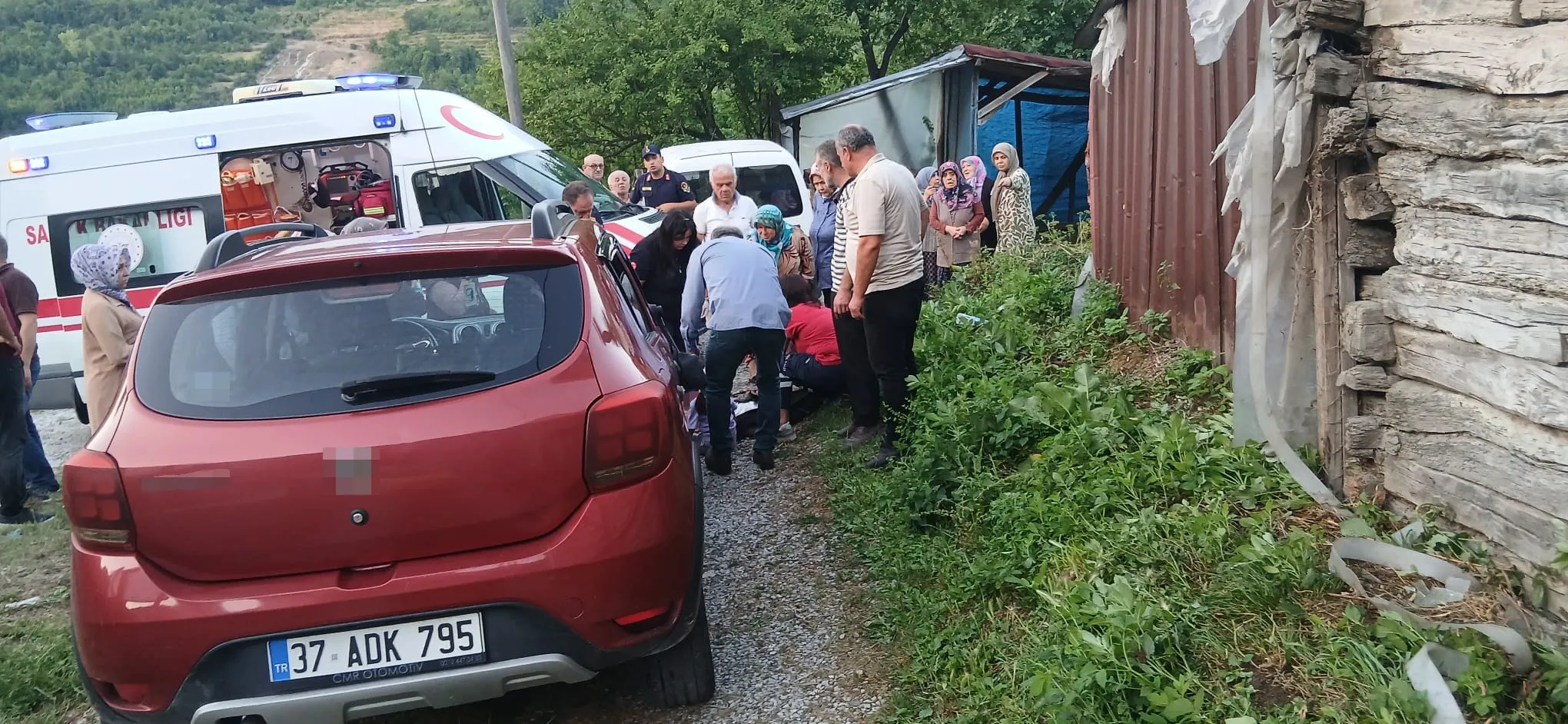 İnebolu'da Anne ve İki Çocuğa Aracın Çarpması: 3 Yaralı