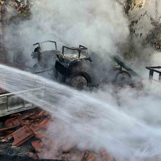 İnegöl'de Bağ Evi Alevlere Teslim Oldu: Traktör ve Tarım Makineleri Kül Oldu