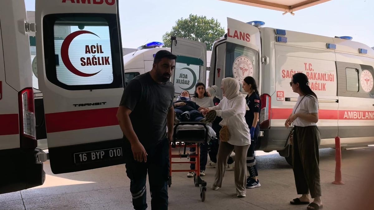 İnegöl'de Otomobil-Minibüs Kazası: 3 Yaralı