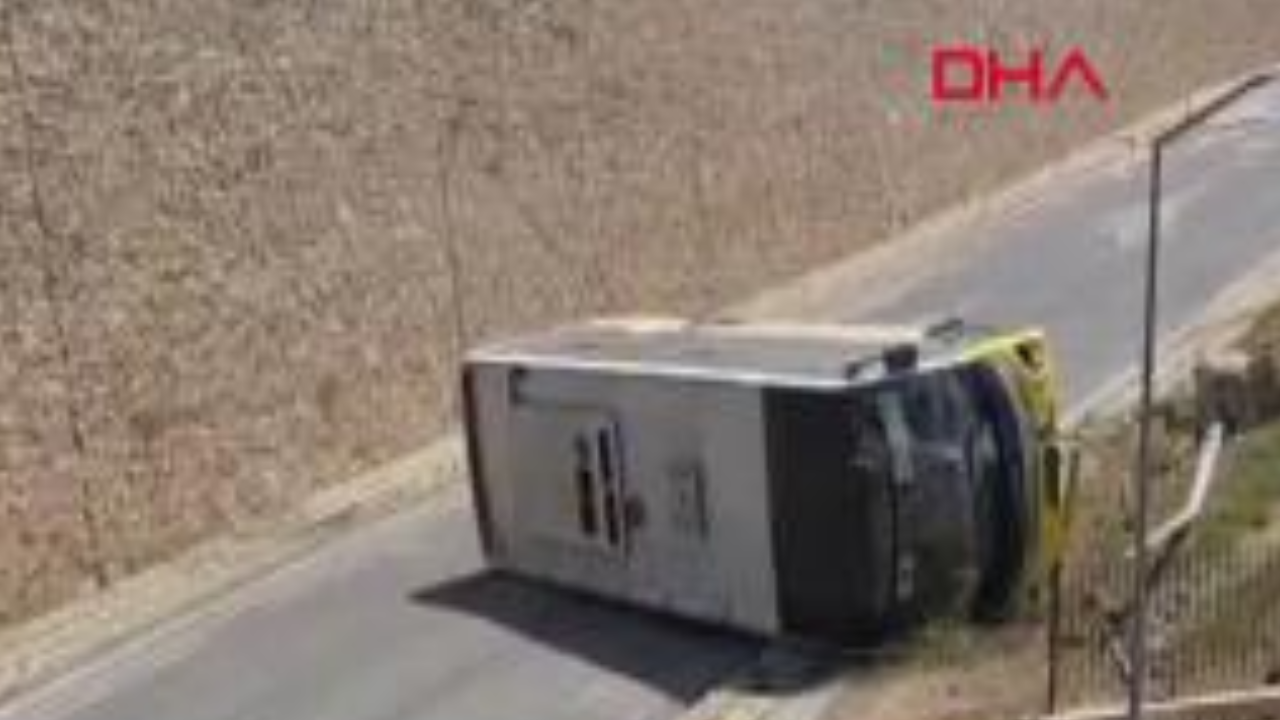 İnegöl'de çocuğa çarpmamak için manevra yapan özel halk otobüsü devrildi