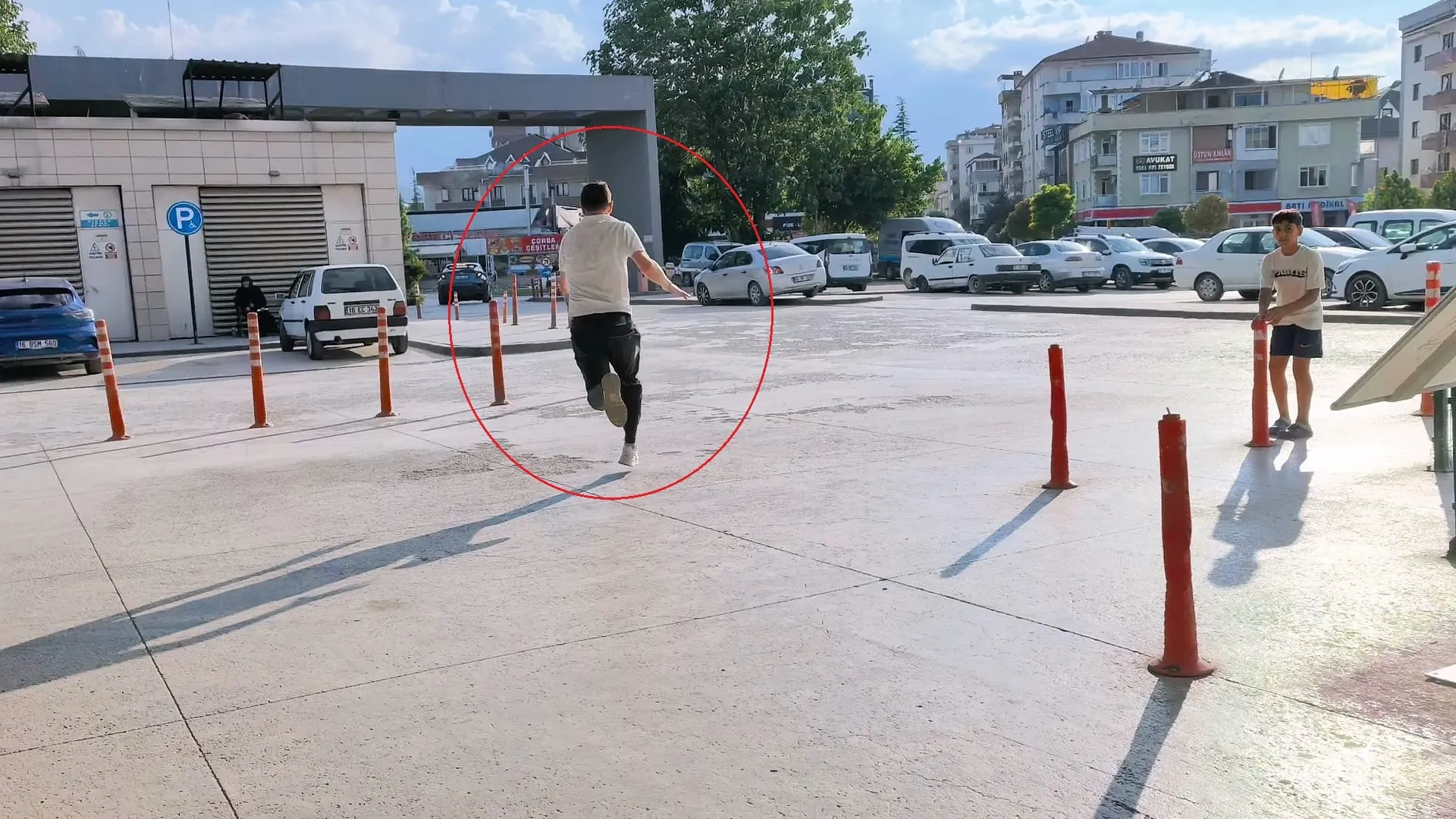 İnegöl'de film gibi kovalamaca! Polisten kaçan hırsız yakalandı