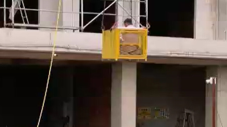 İnegöl'de inşaatta yaralanan işçi kule vinçle kurtarıldı