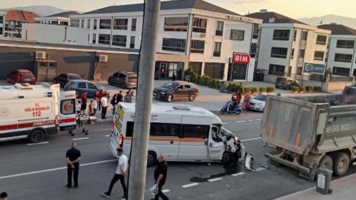 İnegöl'de Servis Minibüsü Park Halindeki Kamyona Çarptı: 1 Ağır Yaralı