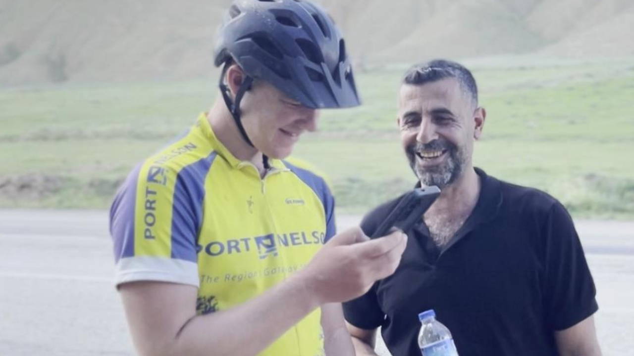 İngiliz Bisikletçi ile Erzurumlu Köylünün Sıcak Diyaloğu Sosyal Medyada Gündem Oldu