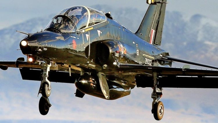 İngiliz Hawk T2 Eğitim Jetı Düştü: Pilotlar Fırlatma Koltuğuyla Kurtuldu