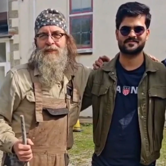 İngiltere'de ırkçı saldırıya karşı insanlık dersi: Komşular cami kapısını tamir etti