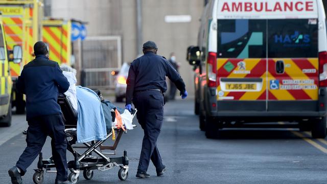 İngiltere'de COVID-19 bakım evlerinde hızla yayıldı: Hükümet hataları raporlandı