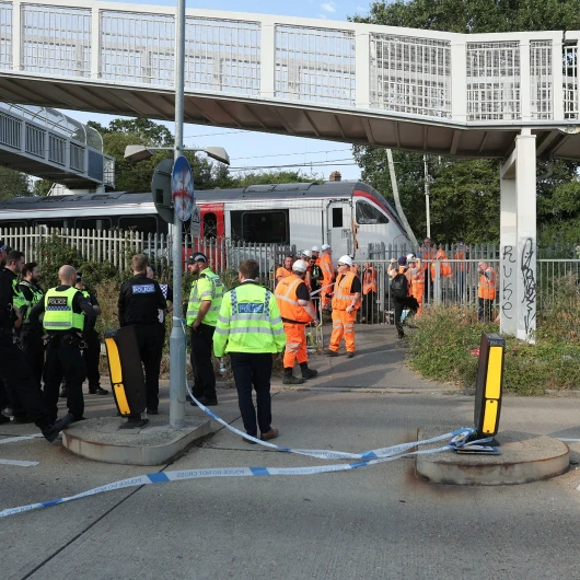 İngiltere'de Tren Raydan Çıktı: Seferler Askıya Alındı
