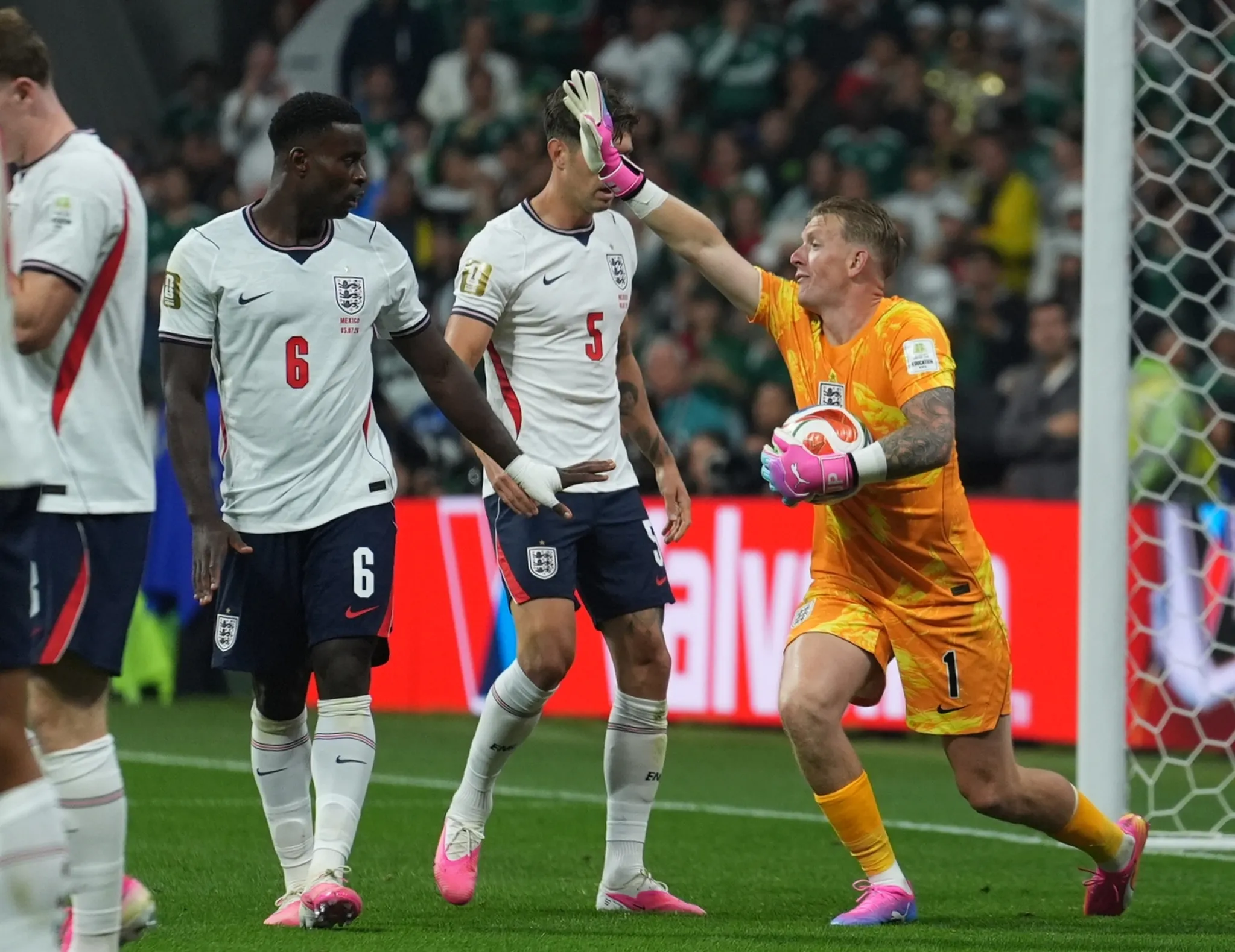 İngiltere, 10 kişi kaldığı maçta Meksika'yı 3-2 devirdi