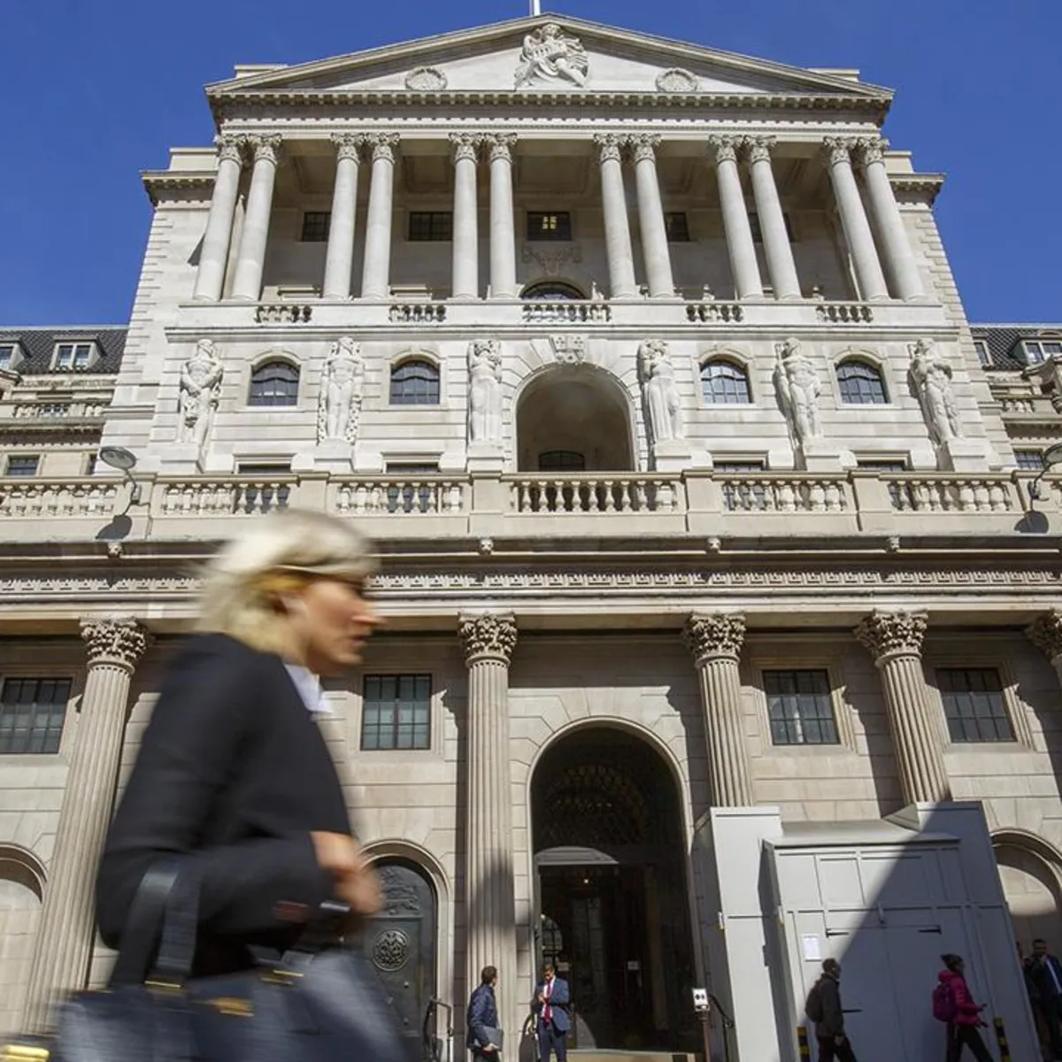 İngiltere Merkez Bankası faizi sabit tuttu, enflasyon uyarısı yaptı