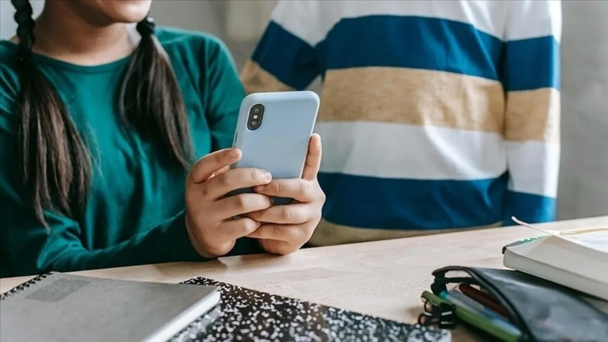 İngiltere'de pornografi yaşı 13'e düştü: Google ve Apple'a 3 ay süre