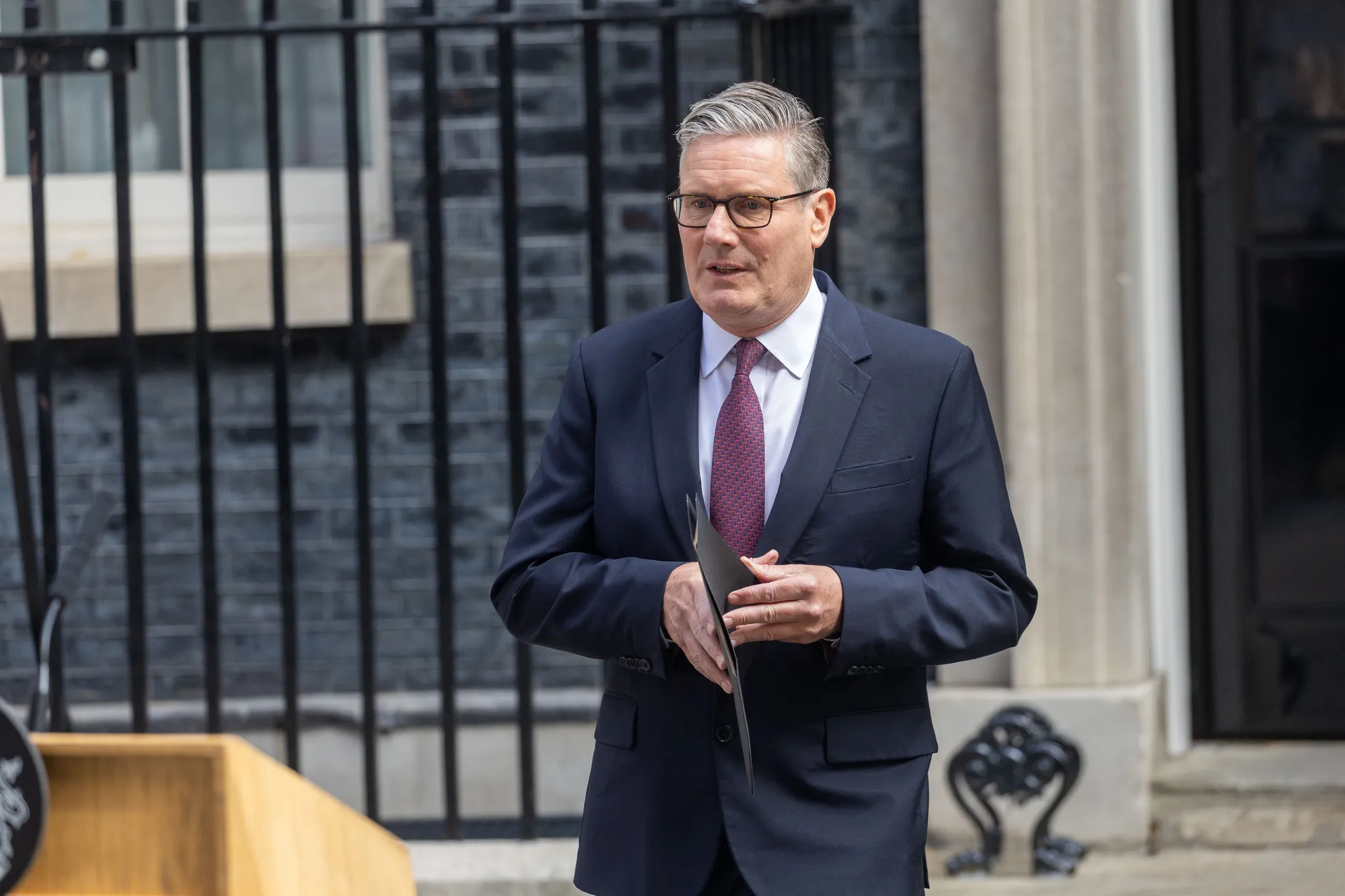 İngiltere'de Siyasi Deprem: Başbakan Keir Starmer İstifa Etti