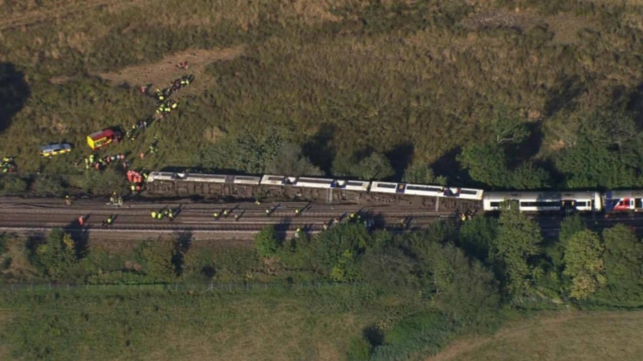 İngiltere'de Tren Raydan Çıktı: 11 Yaralı