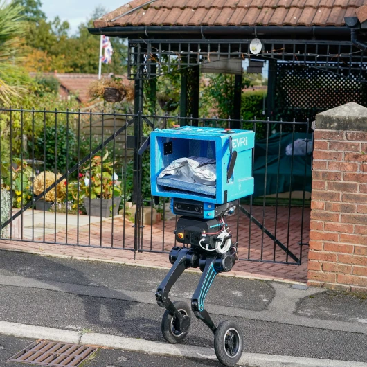 İngiltere'de İki Ayaklı Teslimat Robotu Test Ediliyor