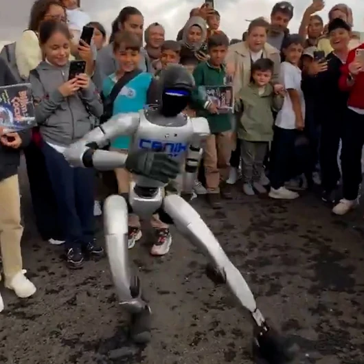 İnsansı Robot CANİKMAN TEKNOFEST'te Çocuklarla Dans Etti