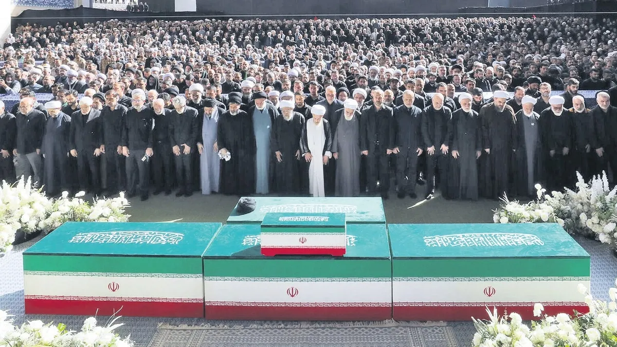 İran, Ali Hamaney'i Son Yolculuğuna Uğurladı