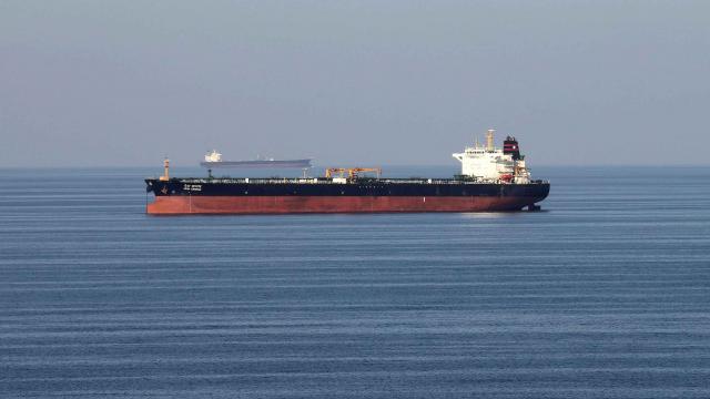 İran Devrim Muhafızları, Hürmüz Boğazı'nda 3 Petrol Tankerini Hedef Aldı