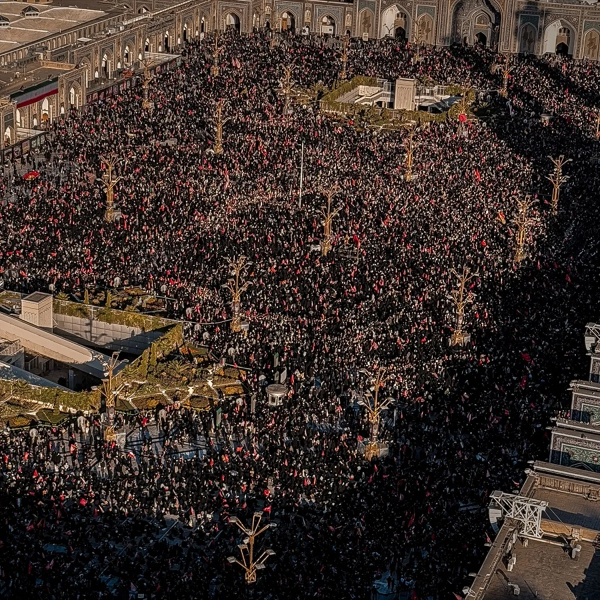 İran eski lider Hamaney'e veda etti! Meşhed'de on binler cenaze namazında buluştu