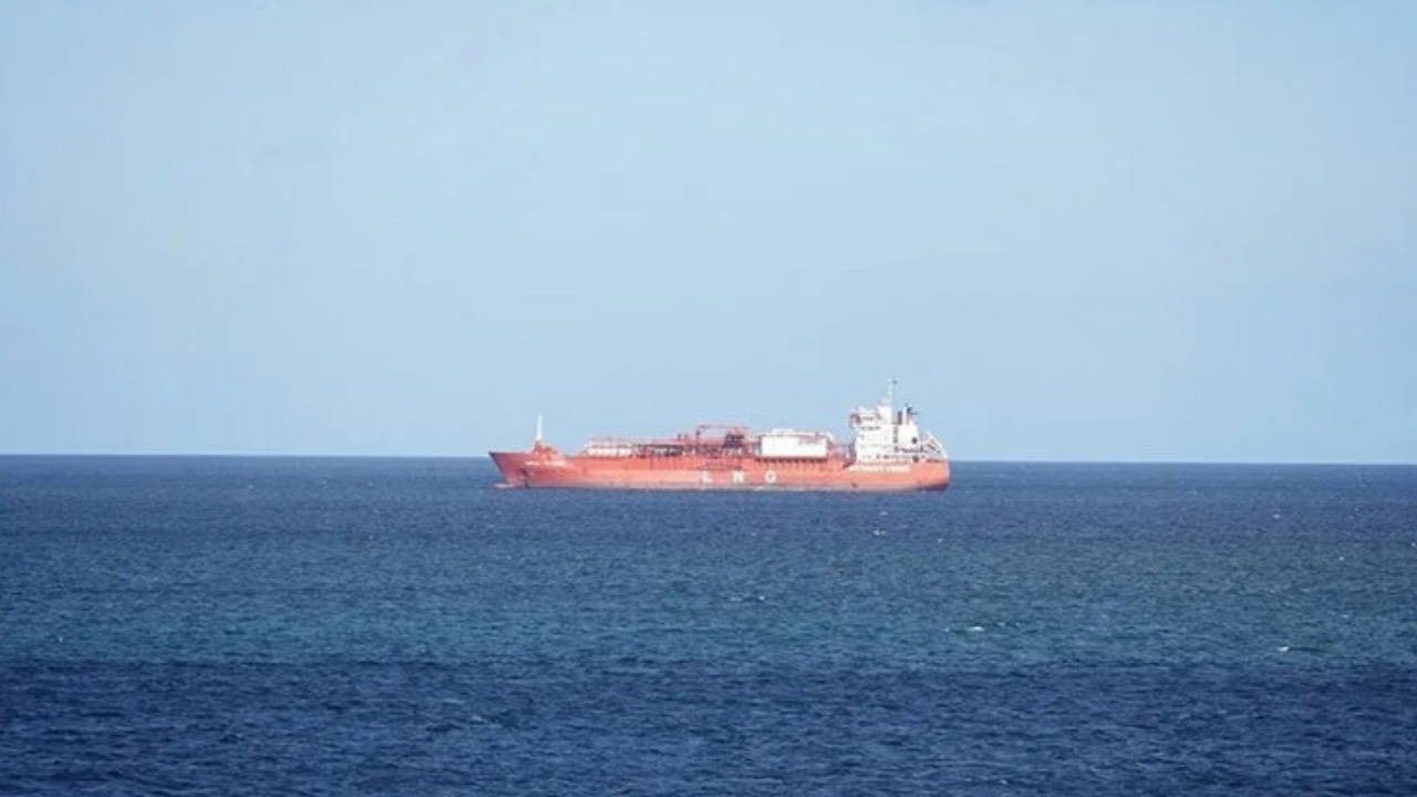 İran, Hürmüz Boğazı'nda BAE'ye Ait Petrol Tankerini Alıkoydu