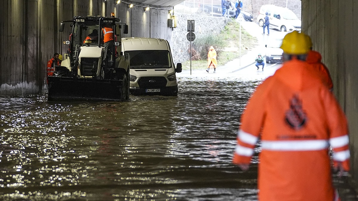 İş Çıkışı Fırtına Uyarısı: İstanbullulara Saat Verildi