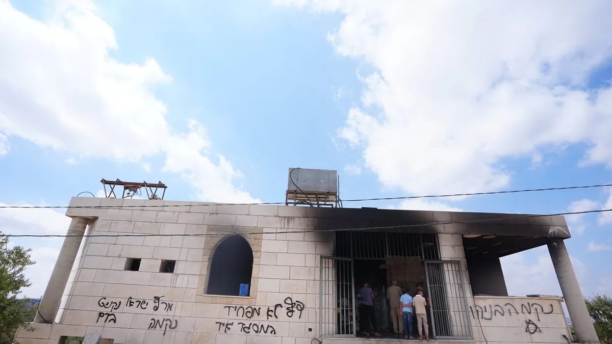 İşgal Altındaki Batı Şeria'da Camiye Kundaklama: Duvarlara Tehditler Yazıldı