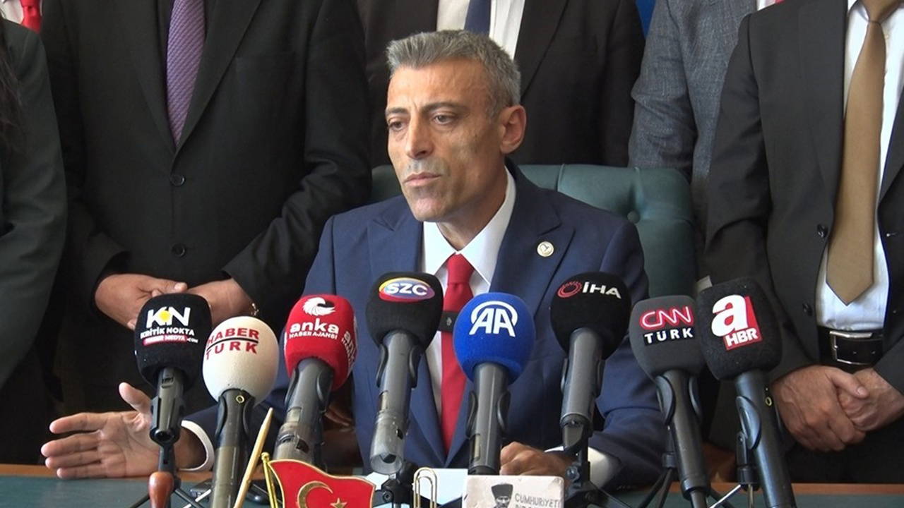 İsim Krizi: Yenilik Partisi'nden YENİ Parti'ye 3 Ekim Ultimatomu
