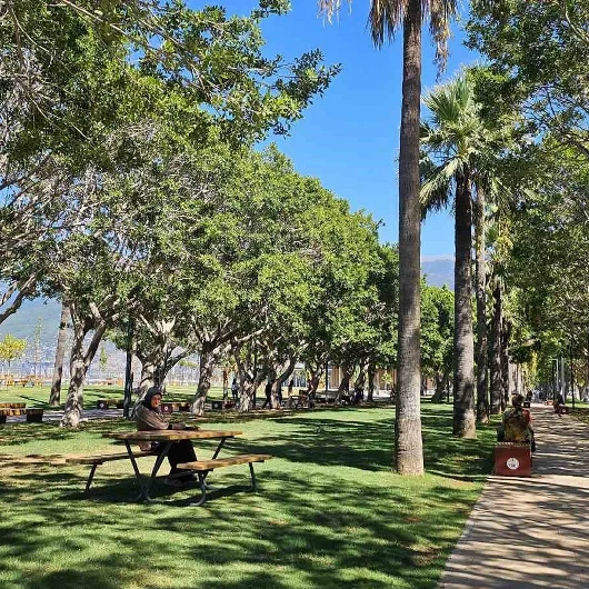İskenderun'da 40 Derece: Sıcaklık Rekoru Kırdı, Sahiller Doldu Taştı