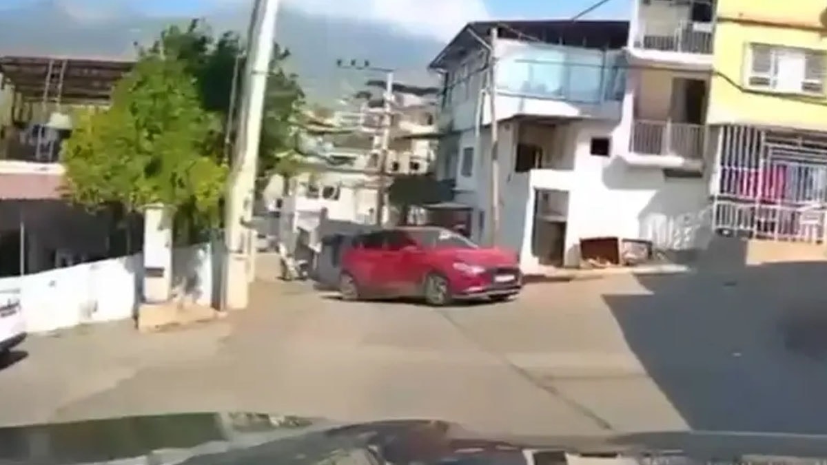 İskenderun'da Sürücü Geri Manevrada Duvara Çarptı