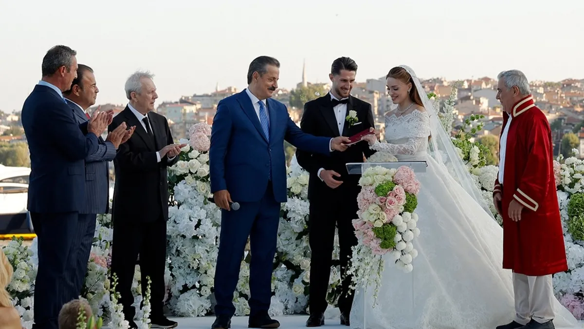 İsmail Yüksek ve Esen Matraş düğününde baba krizi: Nikahta üvey baba ismi geçince isyan etti