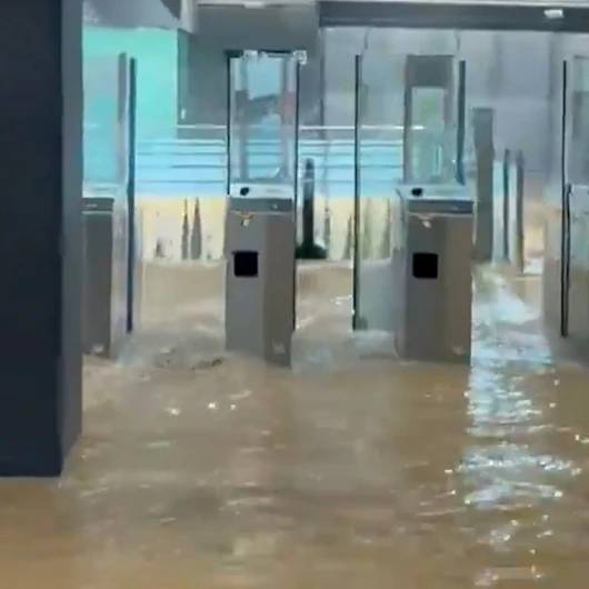 İspanya'da metro istasyonlarını sel bastı: Şiddetli yağışlar hayatı felç etti