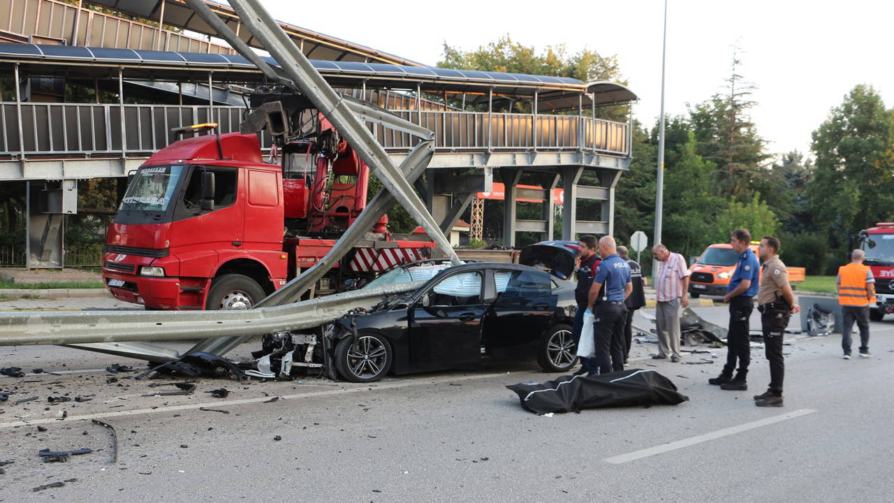 Isparta'da Bariyerlere Çarpan Otomobil İkiye Bölündü: Sürücü Hayatını Kaybetti
