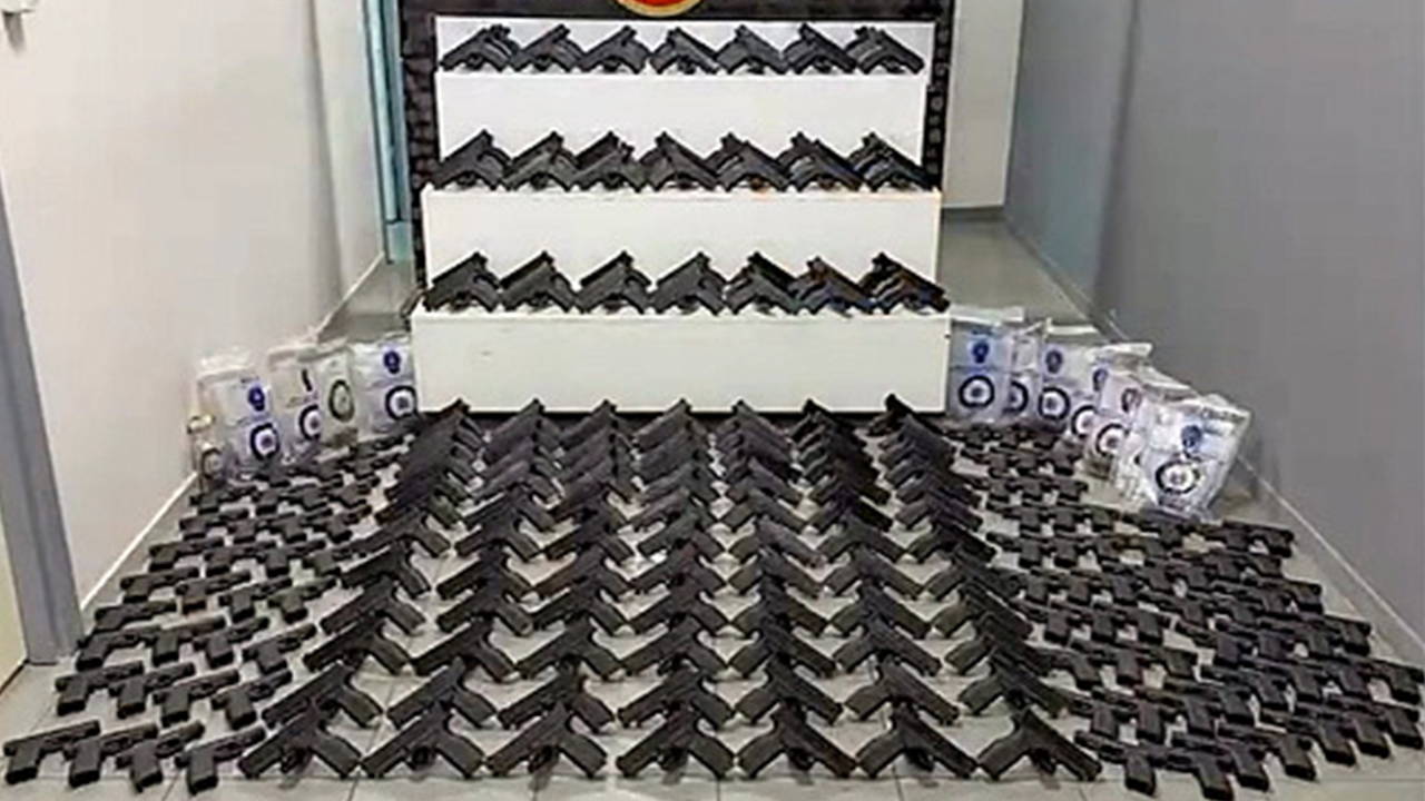 Isparta'da Kaçak Silah Operasyonu: Otomobilde 165 Tabanca Çıktı
