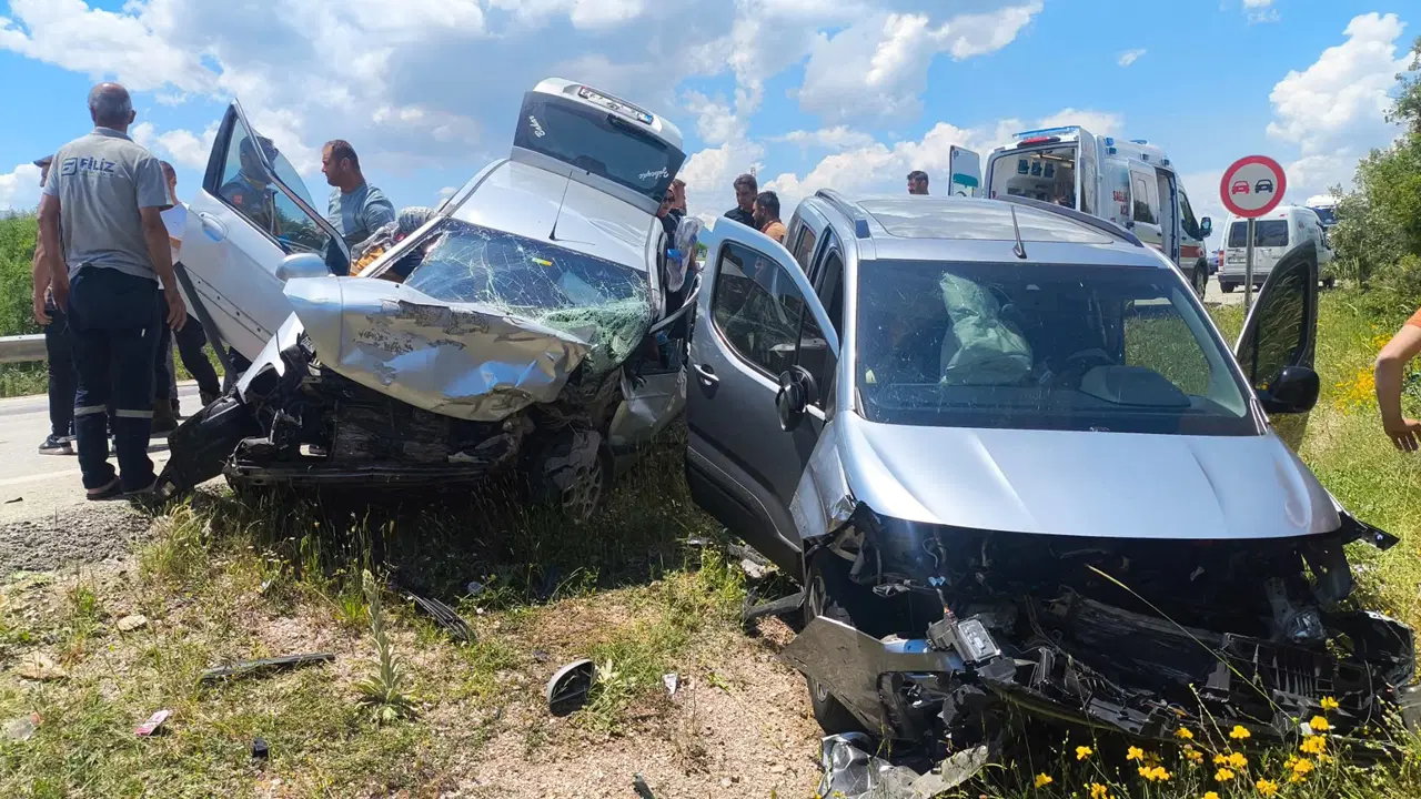 Isparta'da otomobil çarpıştı: 1 ölü, 5 yaralı