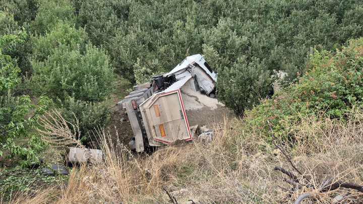 Isparta'da TIR elma bahçesine uçtu: Sürücü hayatını kaybetti