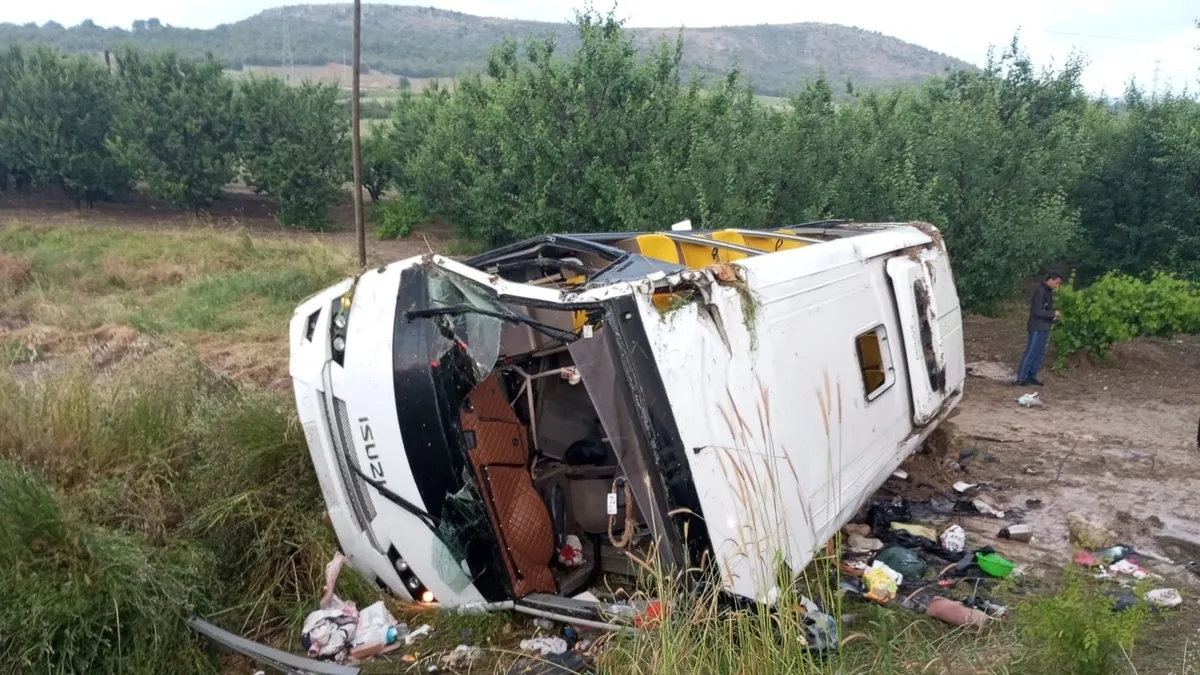 Isparta'da Tur Minibüsü Şarampole Yuvarlandı: 5 Ölü, 26 Yaralı