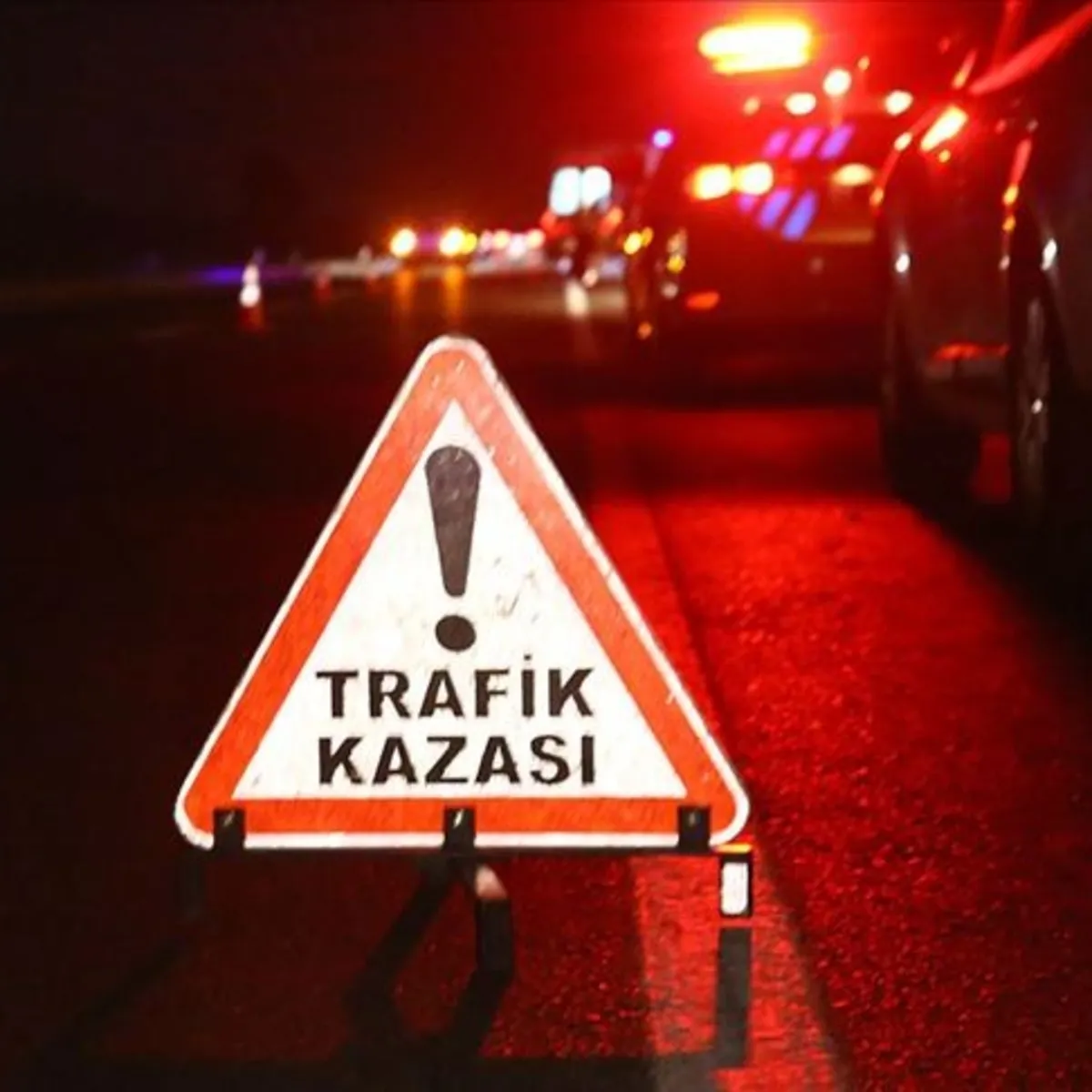 Isparta'da direğe çarpan hafif ticari araçtaki sürücü hayatını kaybetti