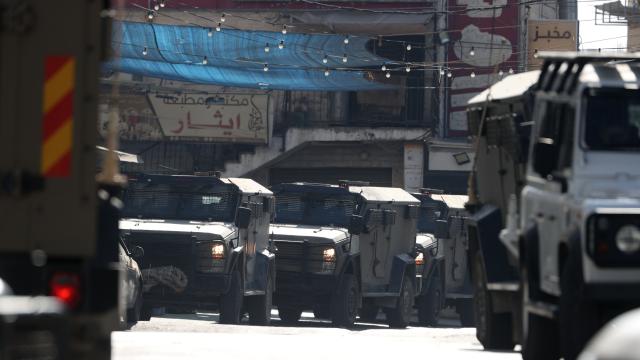 İsrail askerleri Kalendiya Kampı'nda Filistinli genci gözaltına aldı
